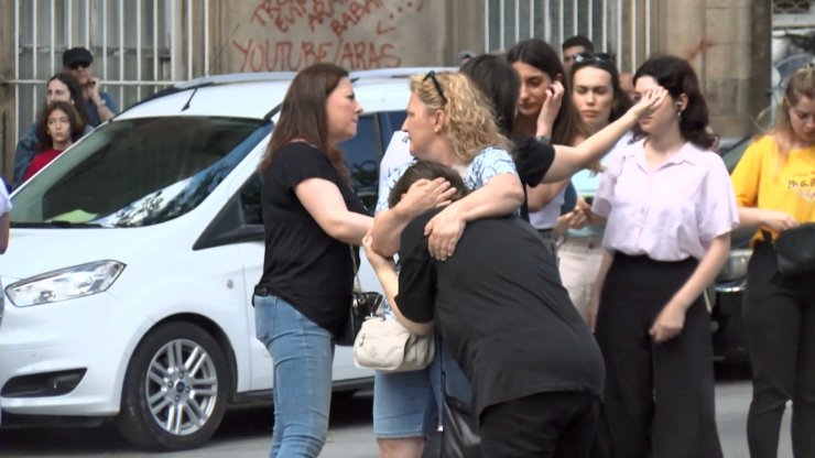 Bakırköy'de sınava geç kaldı annesine sarılıp ağladı