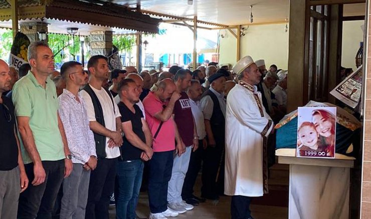 Boşandığı eşinin öldürdüğü Cansu ile oğlu toprağa verildi