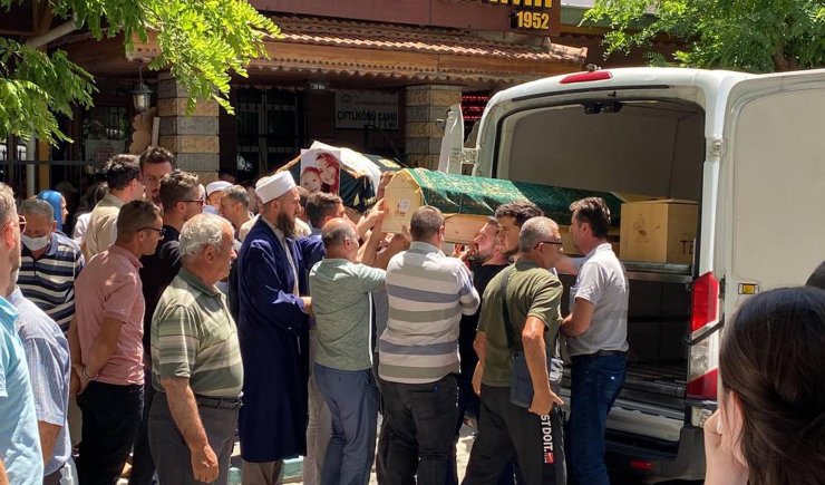 Boşandığı eşinin öldürdüğü Cansu ile oğlu toprağa verildi