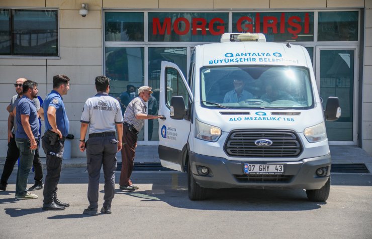 Eşinin öldürdüğü Selda ile 2 çocuğunun cenazesini babası aldı