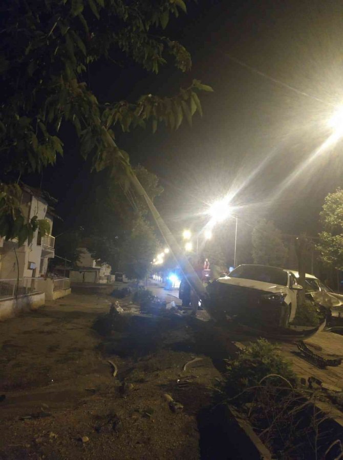 Hafif ticari araç ile  otomobil çarpıştı