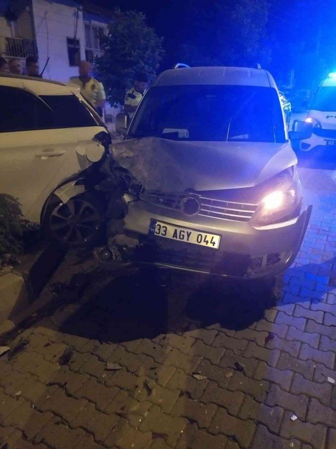 Hafif ticari araç ile  otomobil çarpıştı