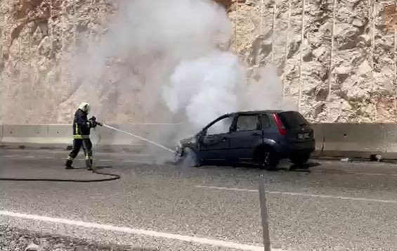 Hareket halindeki otomobil alev topuna döndü
