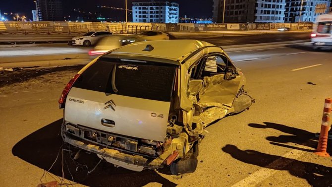 Kaza yapan otomobilin tekerleği koptu: 3 yaralı