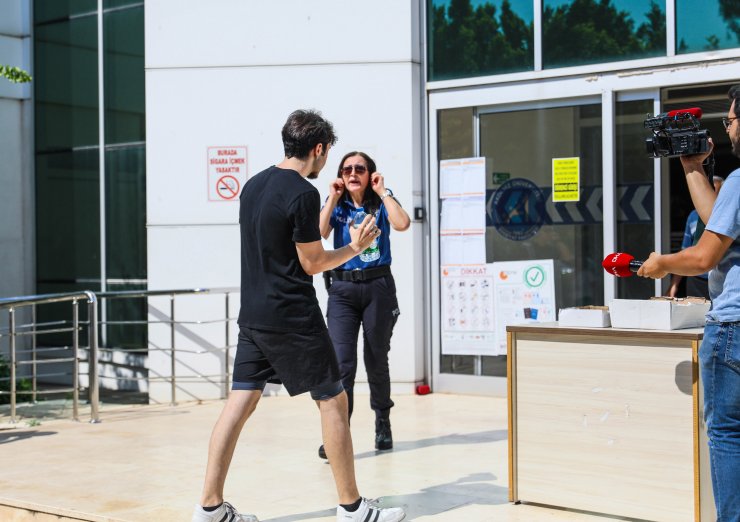 Küpesini çıkarırken yanlış salona geldiğini anladı, sınava yetişemedi