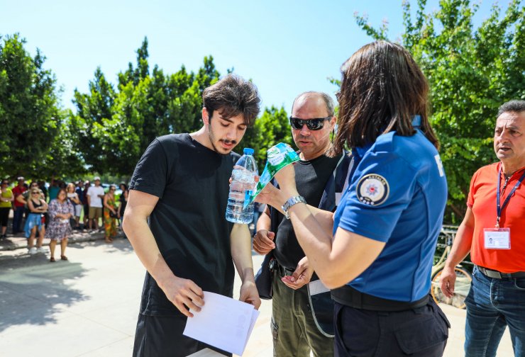 Küpesini çıkarırken yanlış salona geldiğini anladı, sınava yetişemedi
