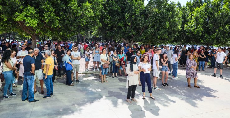 Küpesini çıkarırken yanlış salona geldiğini anladı, sınava yetişemedi