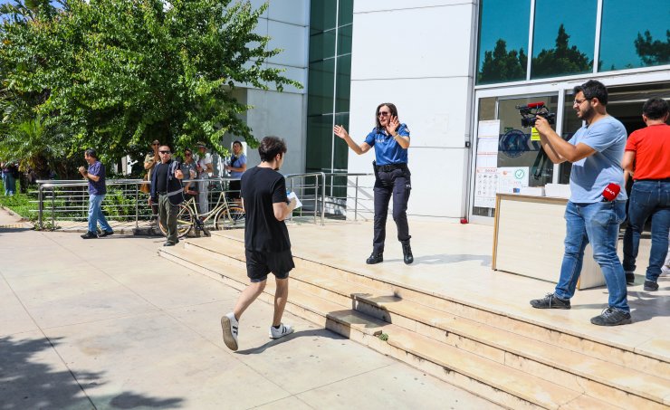 Küpesini çıkarırken yanlış salona geldiğini anladı, sınava yetişemedi