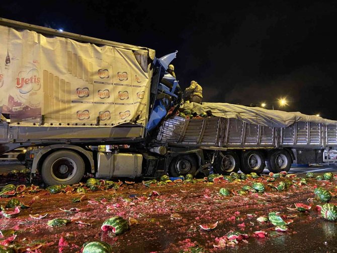 Kuzey Marmara Otoyolu’nda iki tır çarpıştı: 1 ölü