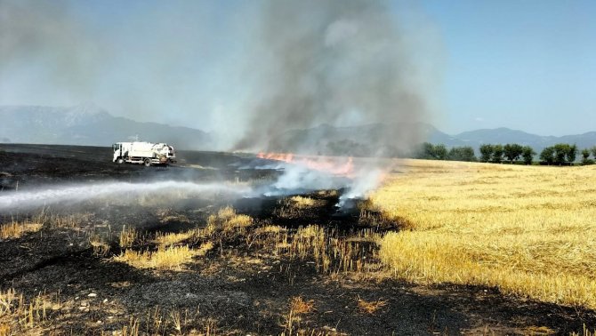 Osmaniye’de 10 dönüm buğday tarlası yandı