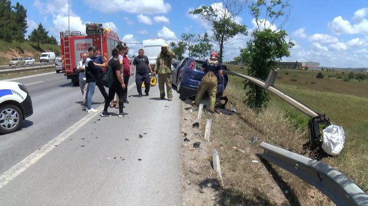 Otomobil bariyerlere saplandı