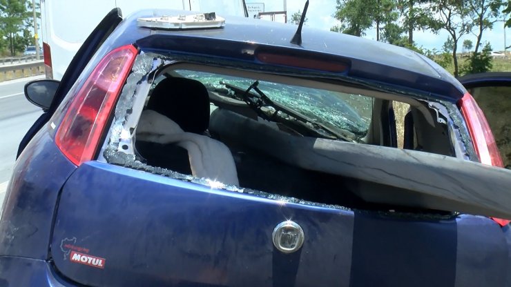 Otomobil bariyerlere saplandı