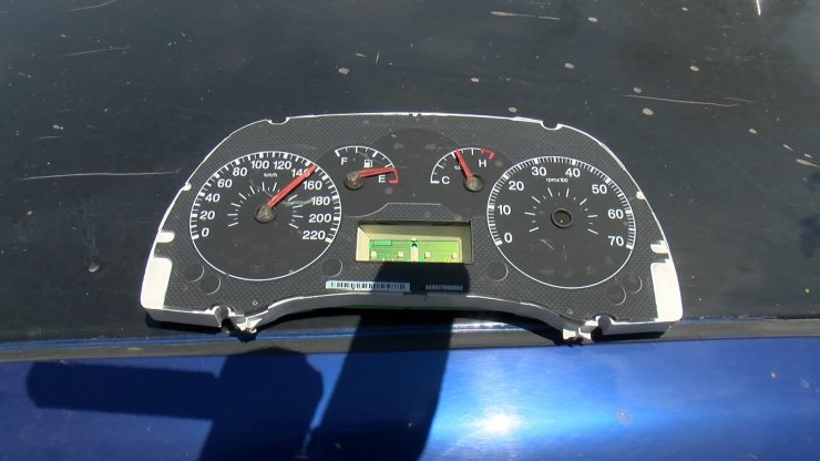 Otomobil bariyerlere saplandı