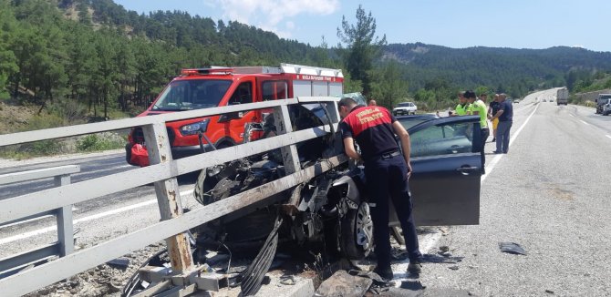 Otomobil köprüye ok gibi saplandı: 3 yaralı