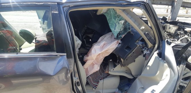 Otomobil köprüye ok gibi saplandı: 3 yaralı