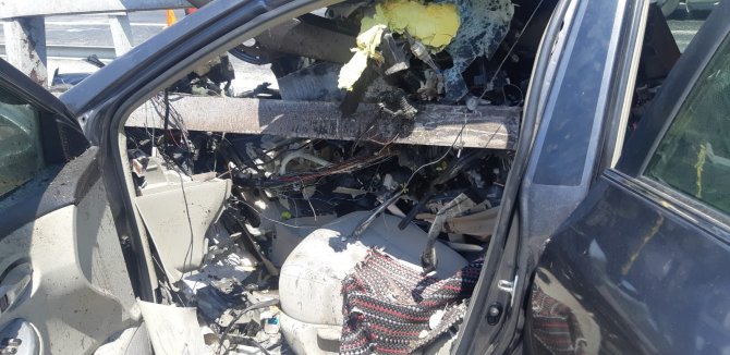 Otomobil köprüye ok gibi saplandı: 3 yaralı