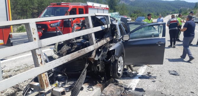 Otomobil köprüye ok gibi saplandı: 3 yaralı