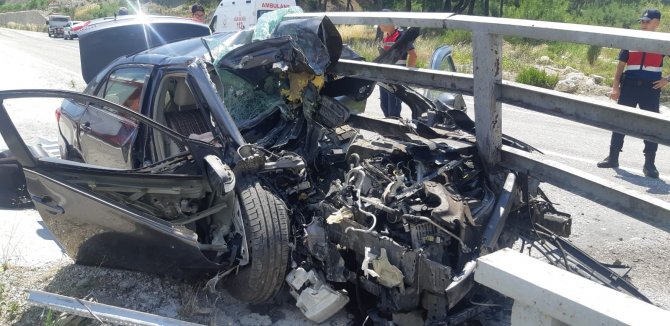 Otomobil köprüye ok gibi saplandı: 3 yaralı