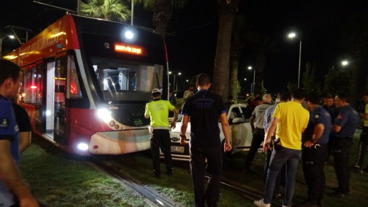 Otomobil tramvay hattına uçtu, çarptığı ağaç olası faciayı önledi
