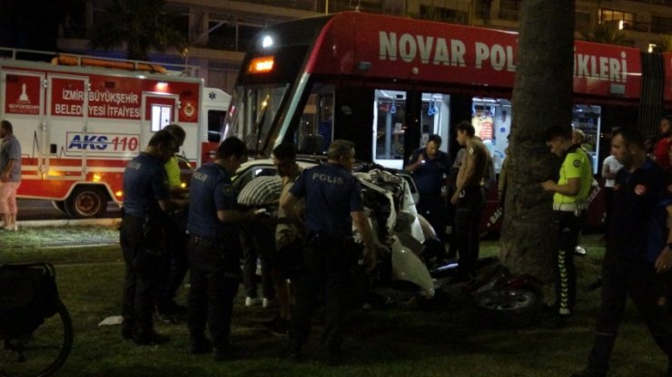 Otomobil tramvay hattına uçtu, çarptığı ağaç olası faciayı önledi