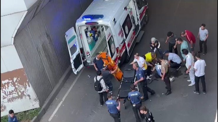 Üst geçitteki tellerden geçmek isterken 5 metreden düşerek ağır yaralandı