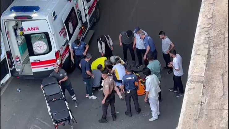 Üst geçitteki tellerden geçmek isterken 5 metreden düşerek ağır yaralandı