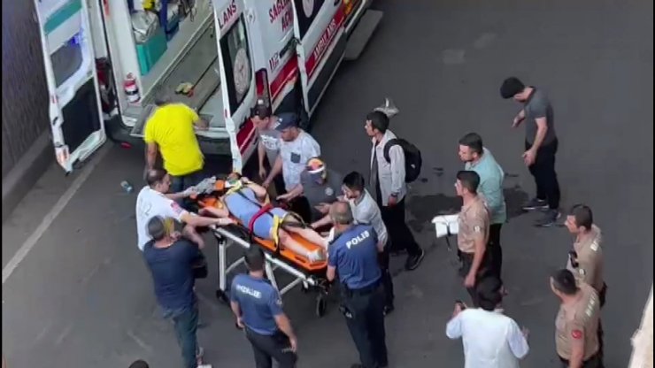 Üst geçitteki tellerden geçmek isterken 5 metreden düşerek ağır yaralandı