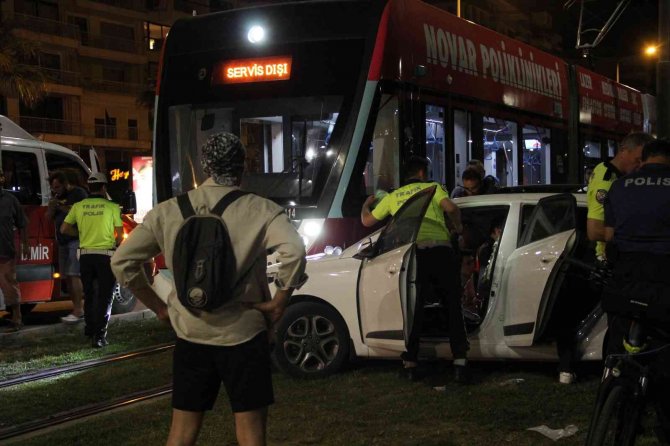 Yoldan çıkan araç tramvayla çarpıştı: 1 yaralı