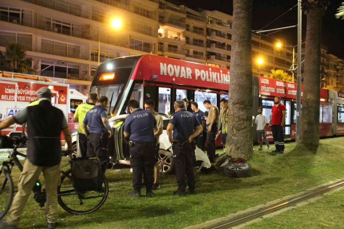 Yoldan çıkan araç tramvayla çarpıştı: 1 yaralı