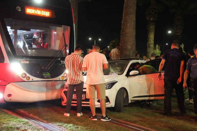 Yoldan çıkan araç tramvayla çarpıştı: 1 yaralı