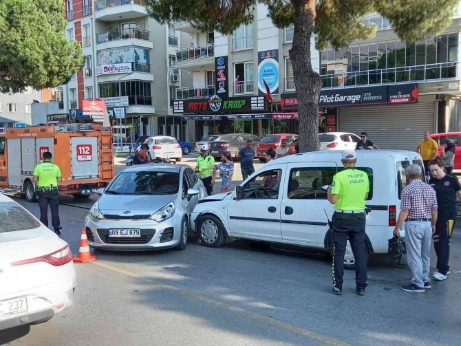 2 otomobil çarpıştı: 1 yaralı