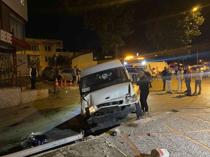 5 aracın karıştığı zincirleme kazada 4 kişi yaralandı