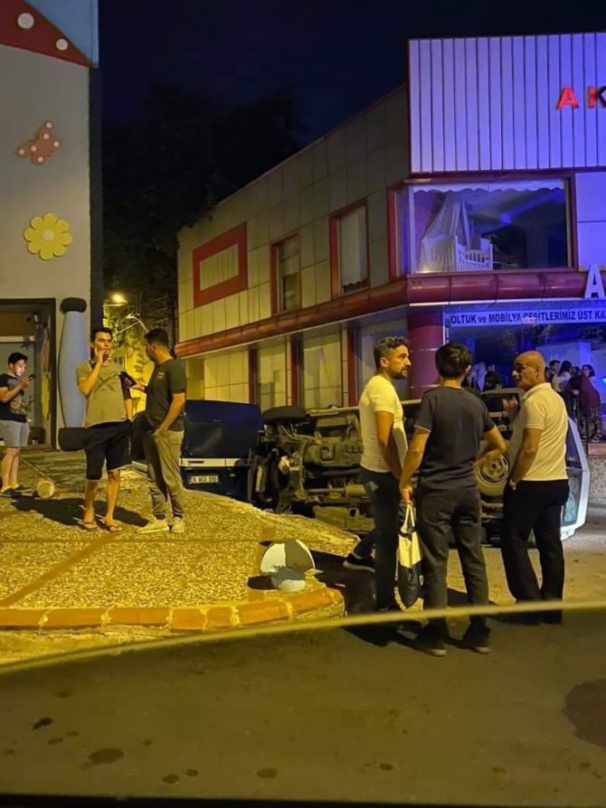 5 aracın karıştığı zincirleme kazada 4 kişi yaralandı