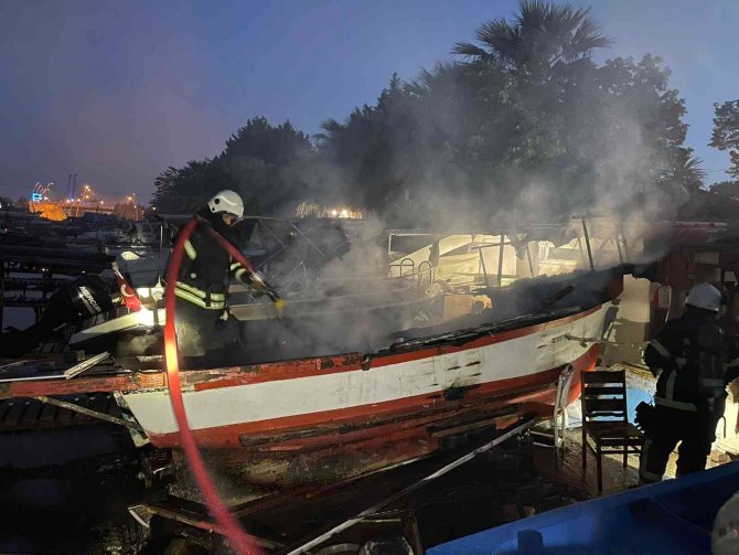 Balıkçı teknesi alevlere teslim oldu