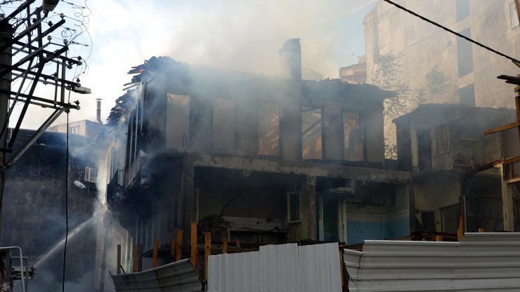 Bursa'da tarihi binada yangın