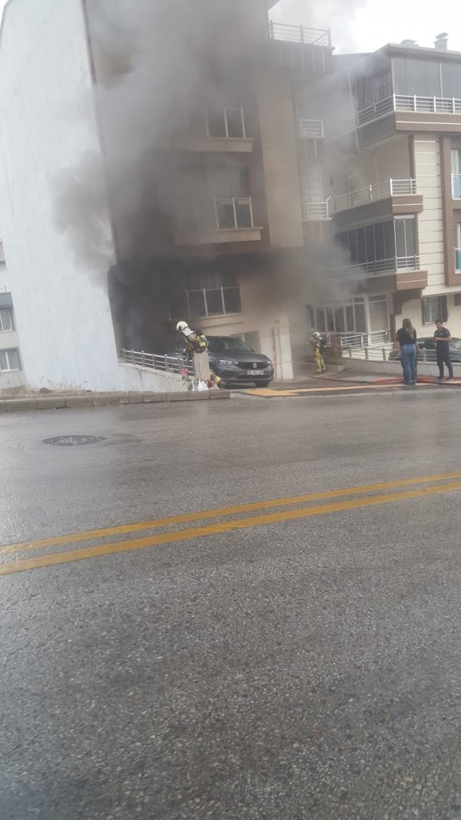 Eşine sinirlenerek yaktığı ev küle döndü