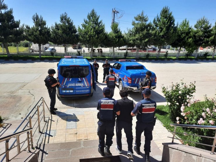 Eşini öldüren koca, 10 yıl sonra saklandığı ahırda yakalandı