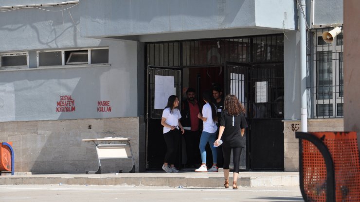 Evde unuttuğu kimliğini polisle getirdi, 1 dakikayla sınavı kaçırdı