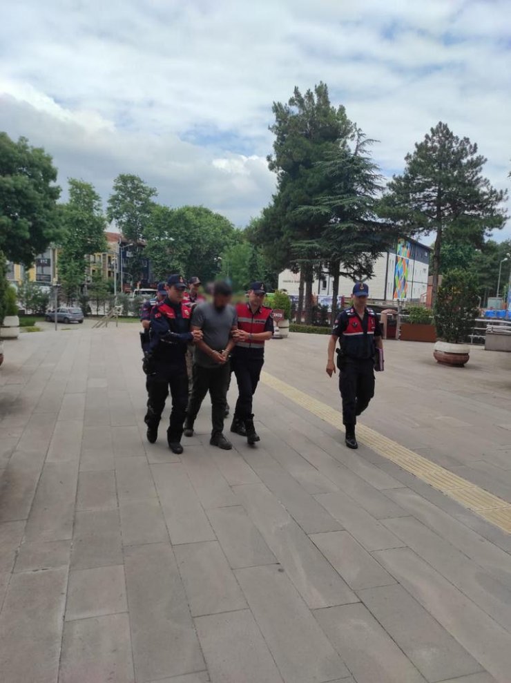 Kendilerini polis olarak tanıtıp 95 bin lira dolandıran 2 şüpheli tutuklandı