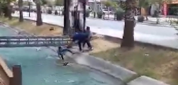 Köpeği kurtarmak isterken kanala düştü; o anlar kamerada