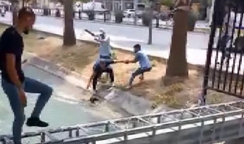 Köpeği kurtarmak isterken kanala düştü; o anlar kamerada