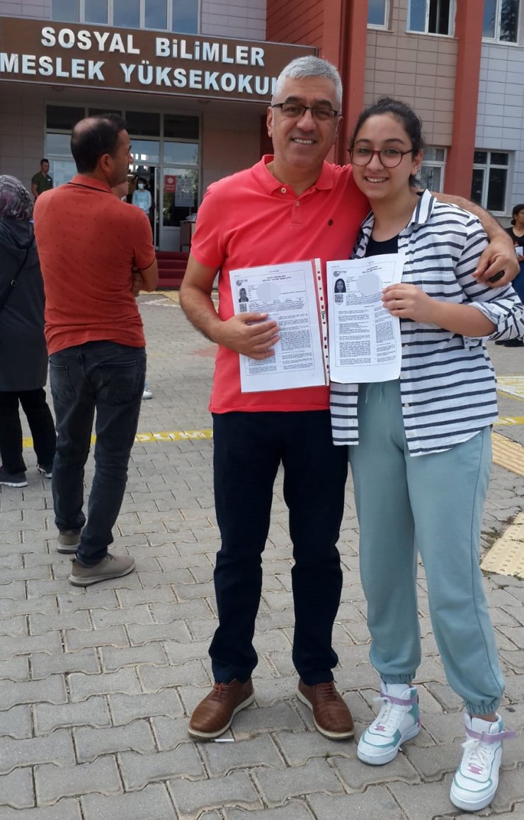 Polis memuru, kızına destek için YKS'ye girdi