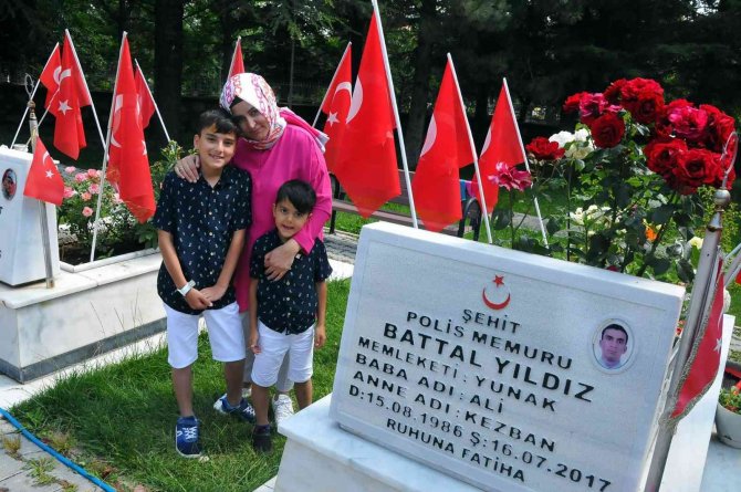 Şehit babalarının mezarını gül suyuyla temizlediler