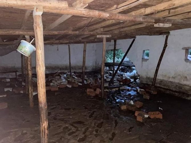 Sel baskınları ev ve besihanalerde göçüğe neden oldu