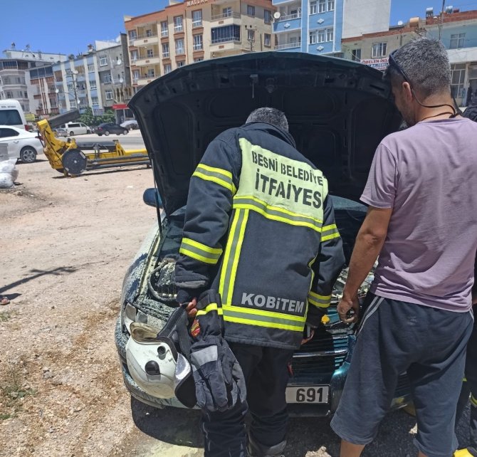 Seyir halindeki otomobil alev aldı