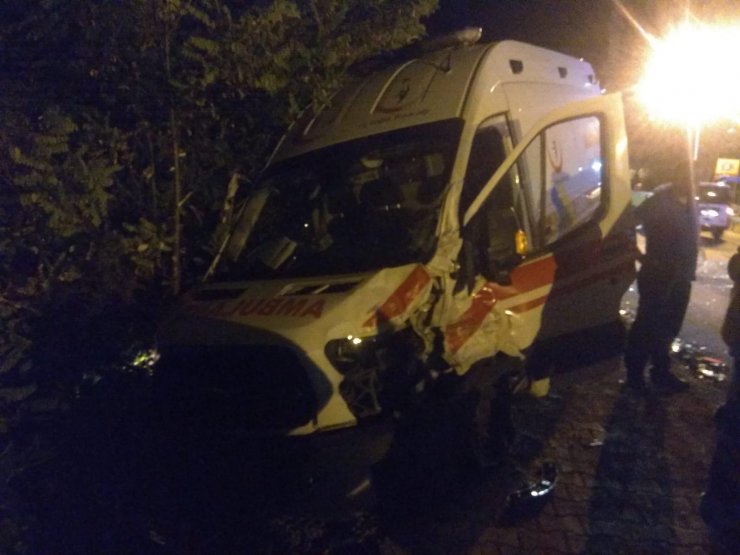 Trafik kazasına giden ambulanslar çarpıştı: 3 yaralı