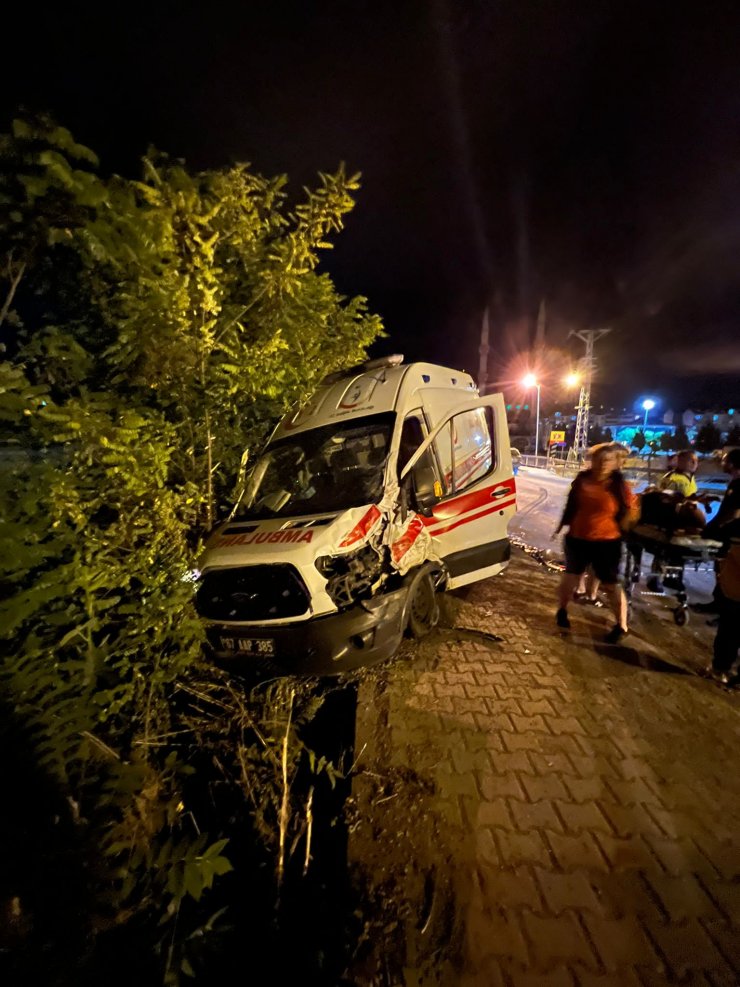 Trafik kazasına giden ambulanslar çarpıştı: 3 yaralı