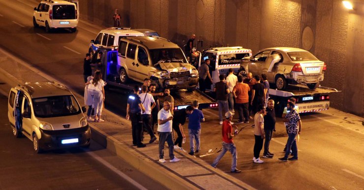 6 aracın karıştığı zincirleme kazada 6 kişi yaralandı