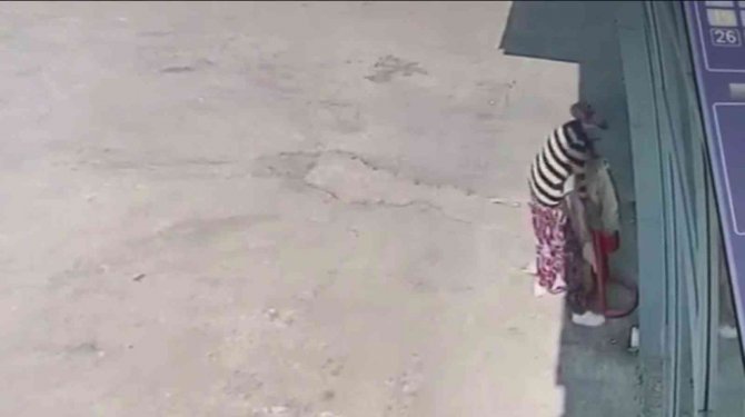 At arabalı hırsızların rahatlığı 'Pes' dedirtti