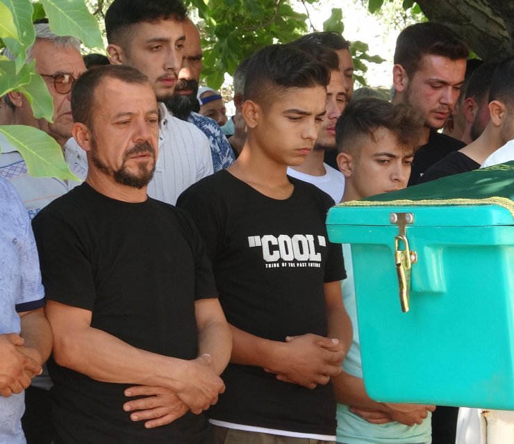 Babasının balık avlamak için elektrik akımı verdiği suda ölen Eren, toprağa verildi